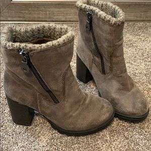 Heeled boots with sweater lining